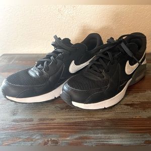 🌟Nike~Air Max~Excee~Leather Sneakers. Good condition. Women’s size 7.5